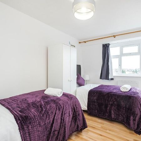 Spacious 3 Bed 1 Bath Hse W Guest Toilet W Parking Near Excel - E16 London Eksteriør billede