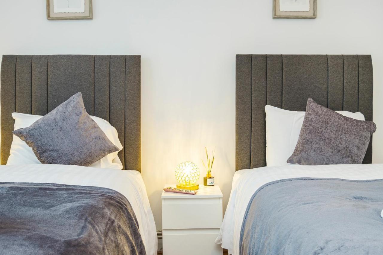Spacious 3 Bed 1 Bath Hse W Guest Toilet W Parking Near Excel - E16 London Eksteriør billede