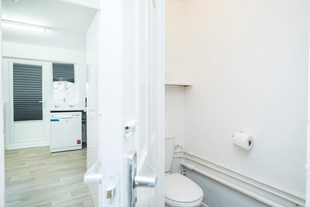 Spacious 3 Bed 1 Bath Hse W Guest Toilet W Parking Near Excel - E16 London Eksteriør billede