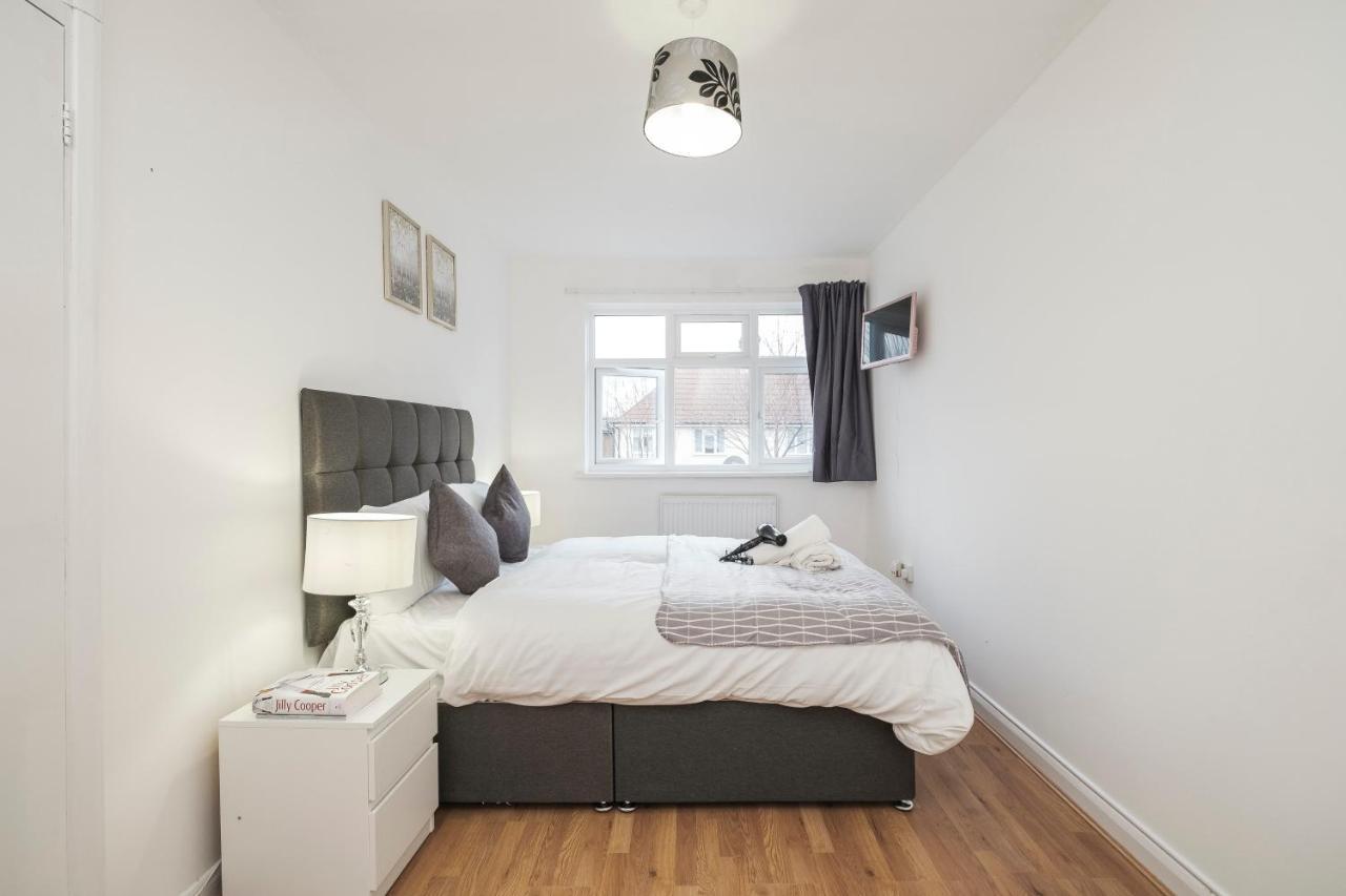 Spacious 3 Bed 1 Bath Hse W Guest Toilet W Parking Near Excel - E16 London Eksteriør billede