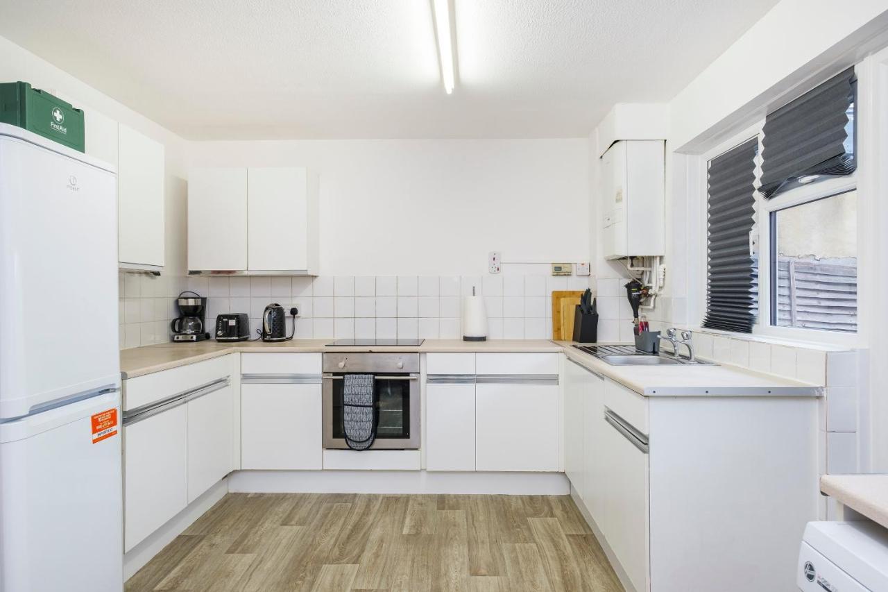 Spacious 3 Bed 1 Bath Hse W Guest Toilet W Parking Near Excel - E16 London Eksteriør billede