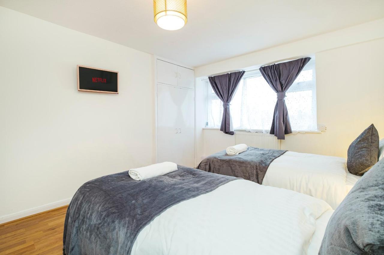 Spacious 3 Bed 1 Bath Hse W Guest Toilet W Parking Near Excel - E16 London Eksteriør billede