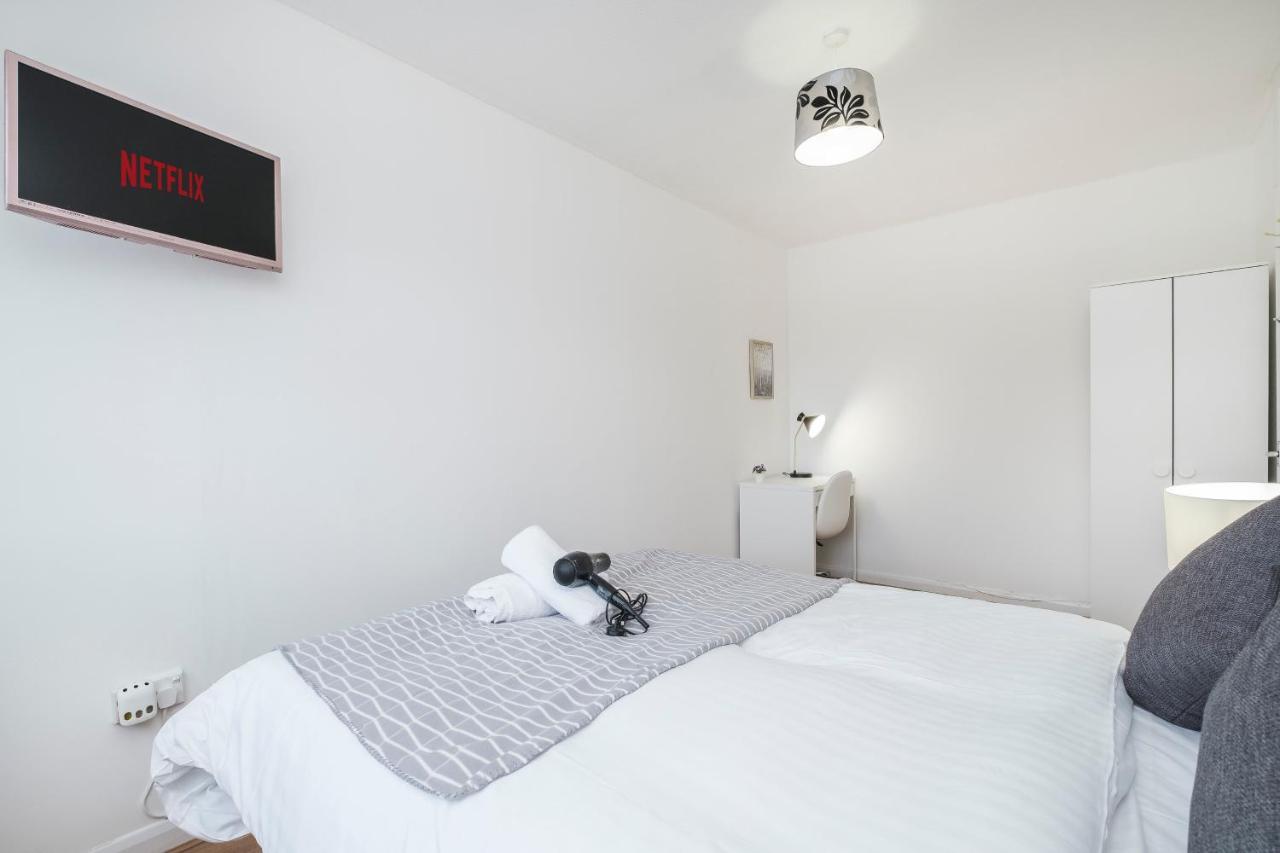 Spacious 3 Bed 1 Bath Hse W Guest Toilet W Parking Near Excel - E16 London Eksteriør billede