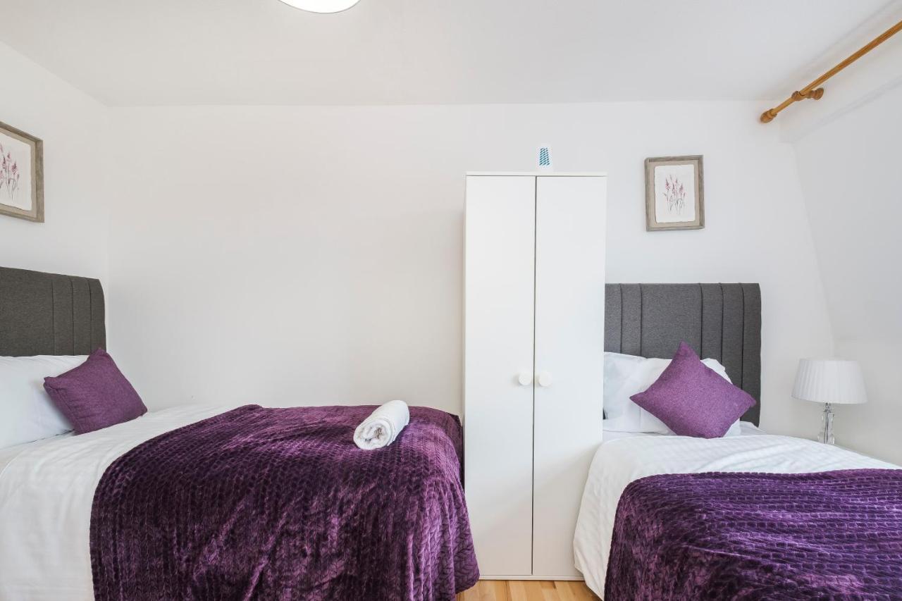 Spacious 3 Bed 1 Bath Hse W Guest Toilet W Parking Near Excel - E16 London Eksteriør billede