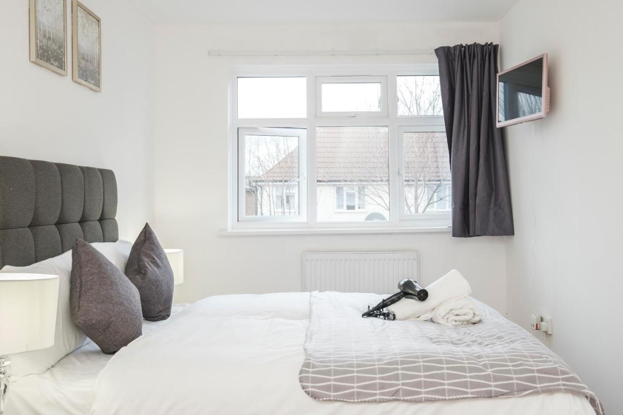 Spacious 3 Bed 1 Bath Hse W Guest Toilet W Parking Near Excel - E16 London Eksteriør billede