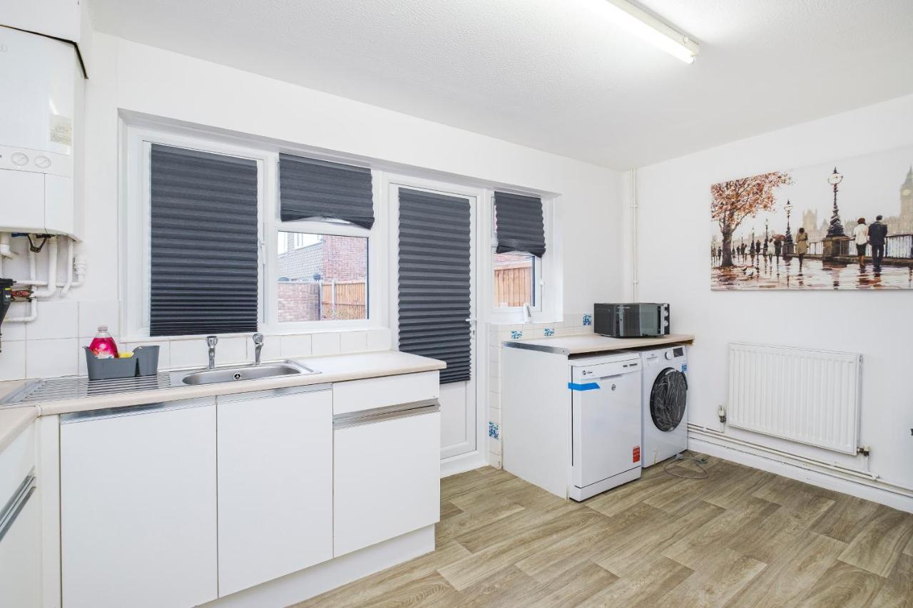 Spacious 3 Bed 1 Bath Hse W Guest Toilet W Parking Near Excel - E16 London Eksteriør billede
