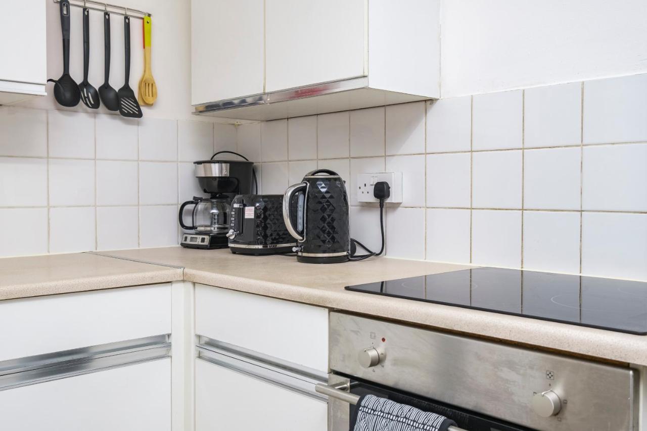 Spacious 3 Bed 1 Bath Hse W Guest Toilet W Parking Near Excel - E16 London Eksteriør billede