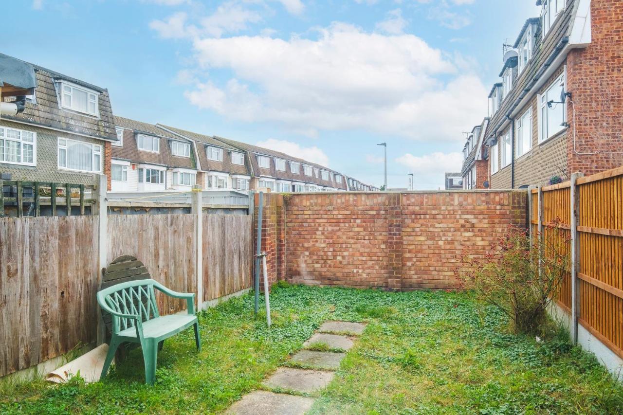 Spacious 3 Bed 1 Bath Hse W Guest Toilet W Parking Near Excel - E16 London Eksteriør billede